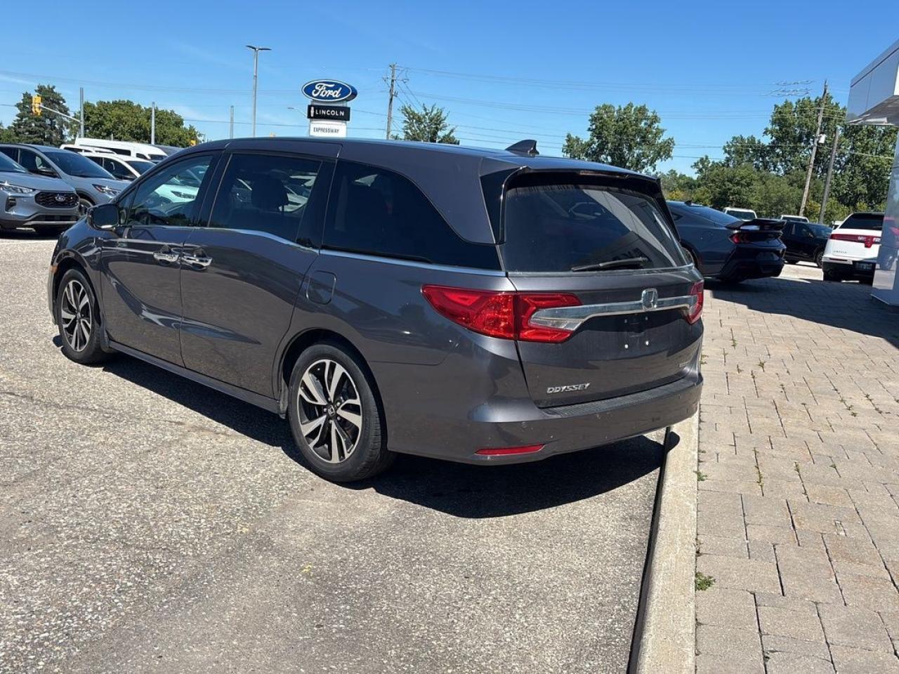 2018 Honda Odyssey TOURING, LEATHER, NAVIGATION, POWER DOORS! Photo4