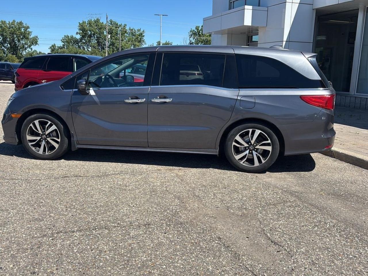 2018 Honda Odyssey TOURING, LEATHER, NAVIGATION, POWER DOORS! Photo