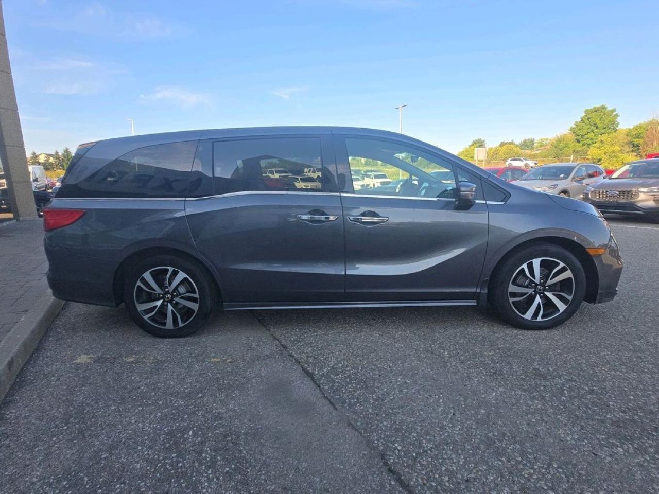 2018 Honda Odyssey TOURING, LEATHER, NAVIGATION, POWER DOORS! Photo
