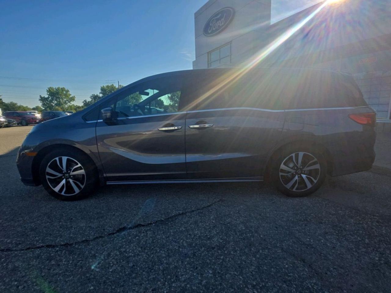 2018 Honda Odyssey TOURING, LEATHER, NAVIGATION, POWER DOORS! Photo