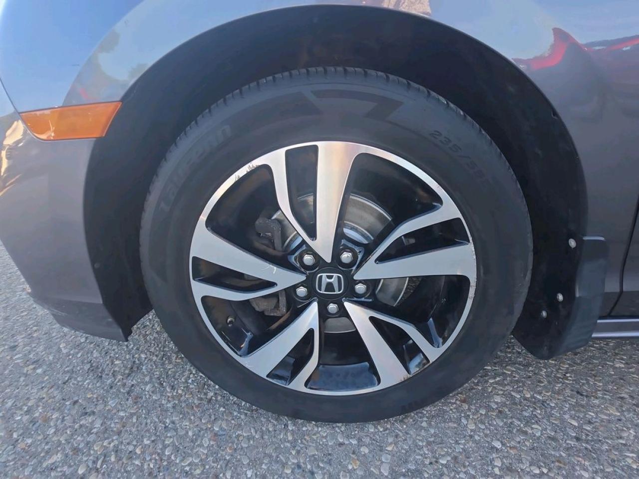 2018 Honda Odyssey TOURING, LEATHER, NAVIGATION, POWER DOORS! Photo