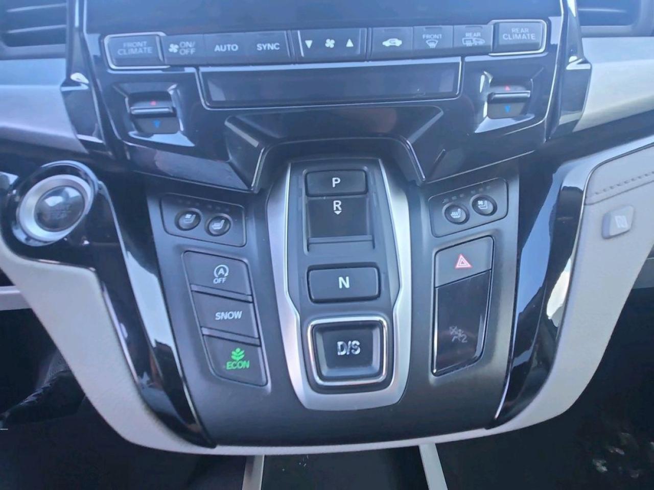 2018 Honda Odyssey TOURING, LEATHER, NAVIGATION, POWER DOORS! Photo