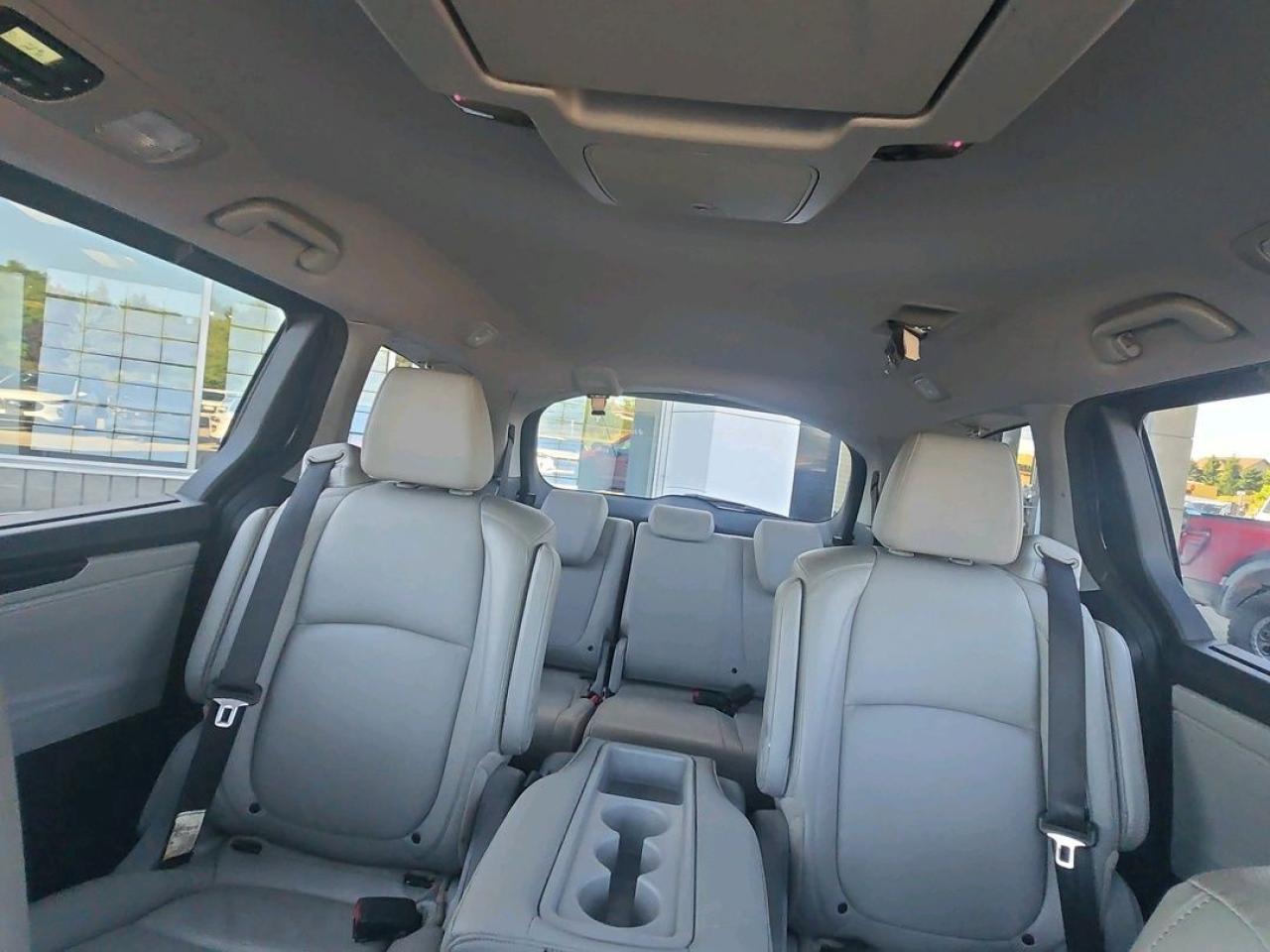 2018 Honda Odyssey TOURING, LEATHER, NAVIGATION, POWER DOORS! Photo