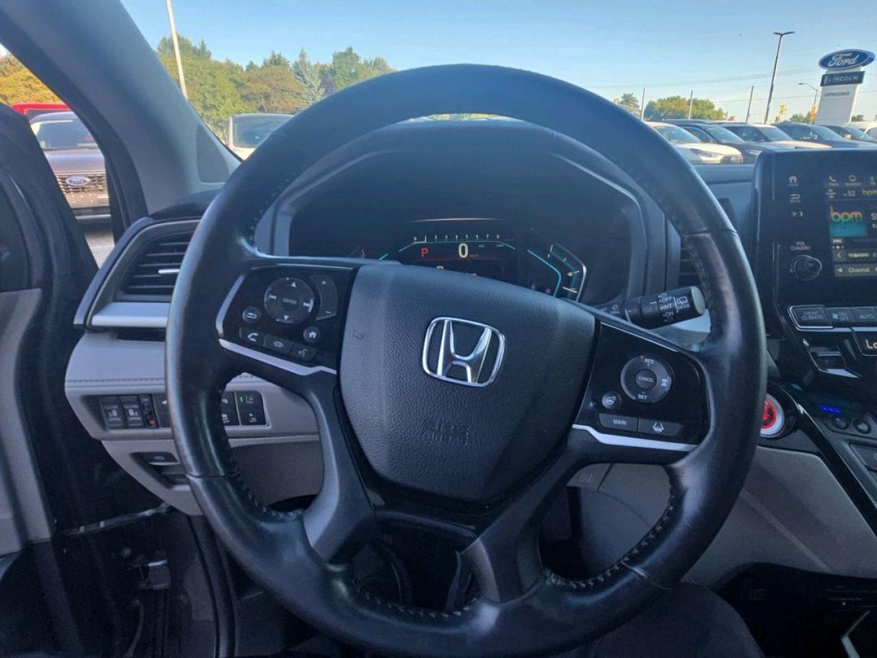 2018 Honda Odyssey TOURING, LEATHER, NAVIGATION, POWER DOORS! Photo