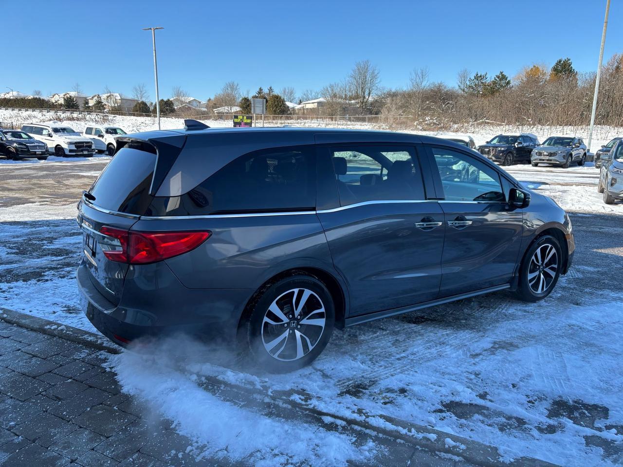 2018 Honda Odyssey TOURING, LEATHER, NAVIGATION, POWER DOORS! Photo4