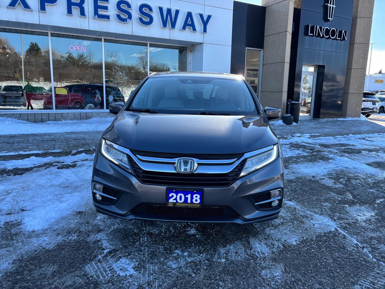 2018 Honda Odyssey TOURING, LEATHER, NAVIGATION, POWER DOORS! Photo1