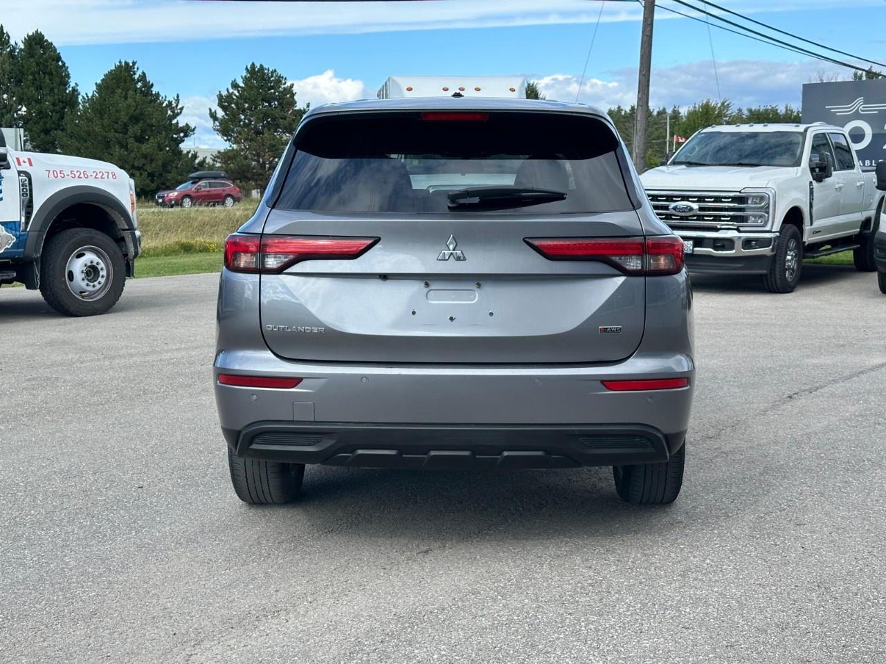 2022 Mitsubishi Outlander ES S-AWC Photo