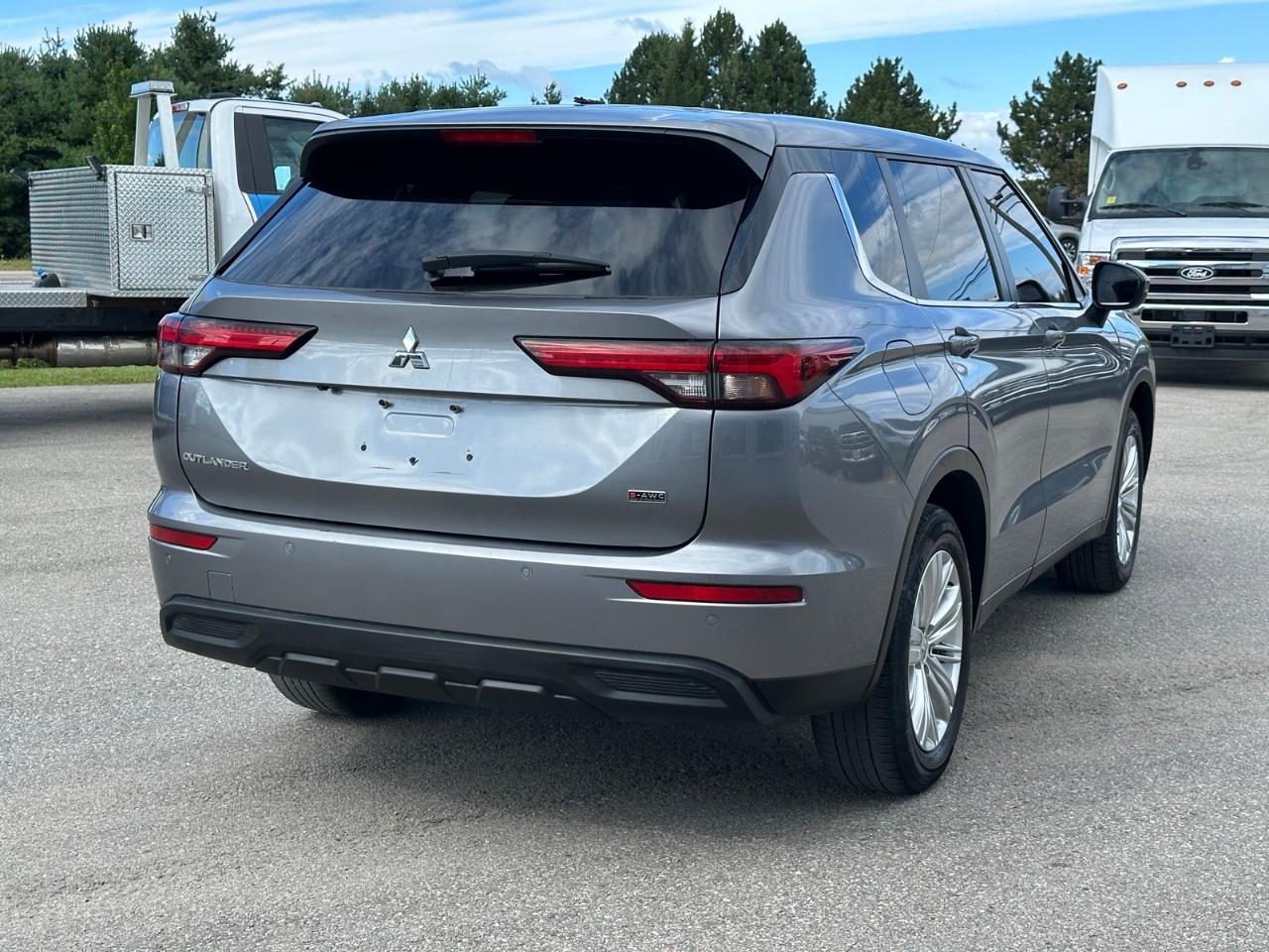 2022 Mitsubishi Outlander ES S-AWC Photo