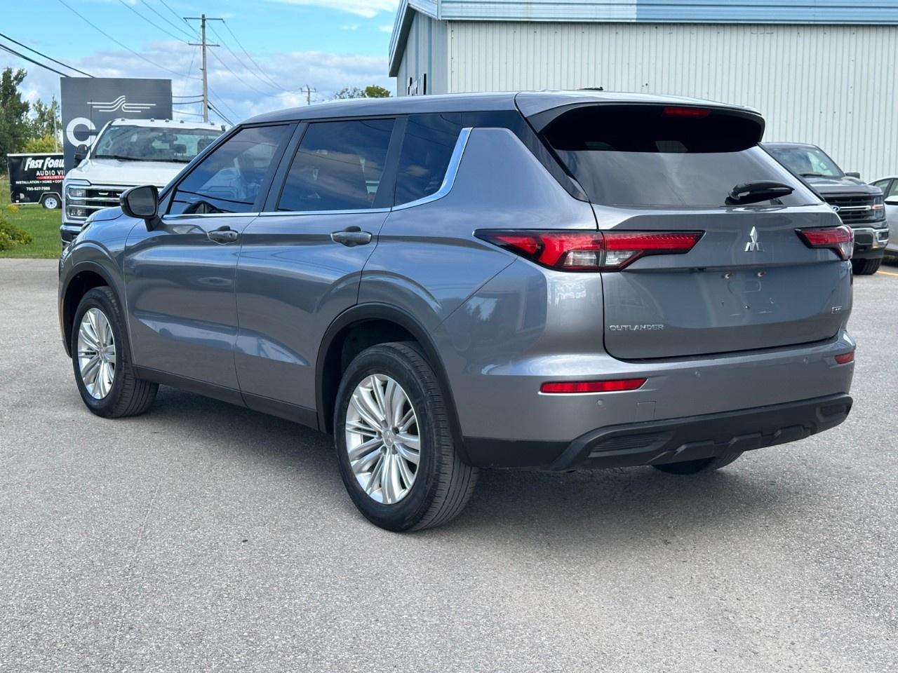 2022 Mitsubishi Outlander ES S-AWC Photo