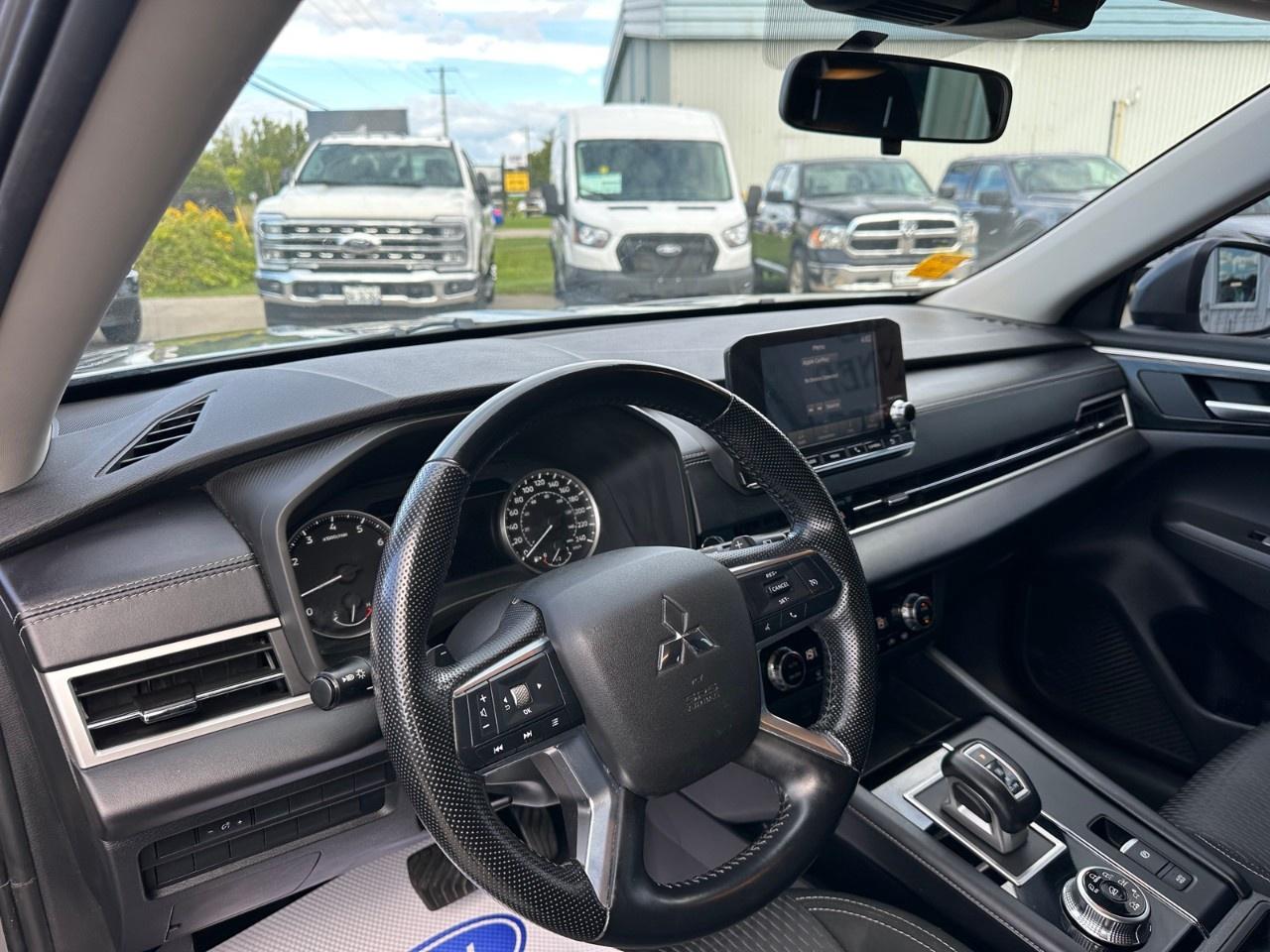 2022 Mitsubishi Outlander ES S-AWC Photo