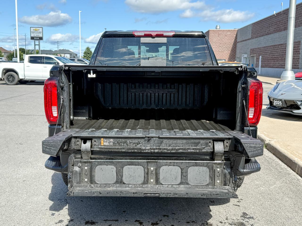 2022 GMC Sierra 1500 Denali BOUGHT & SERVICED HERE, CLEAN CARFAX, 5.3L V8 ENGINE, HEATED & VENTILATED SEATS, HEATED STEERING WHEEL, REMOTE START, RAIN SENSING WIPERS, BOSE SOUND SYSTEM, HD SURROUND VISION Photo4