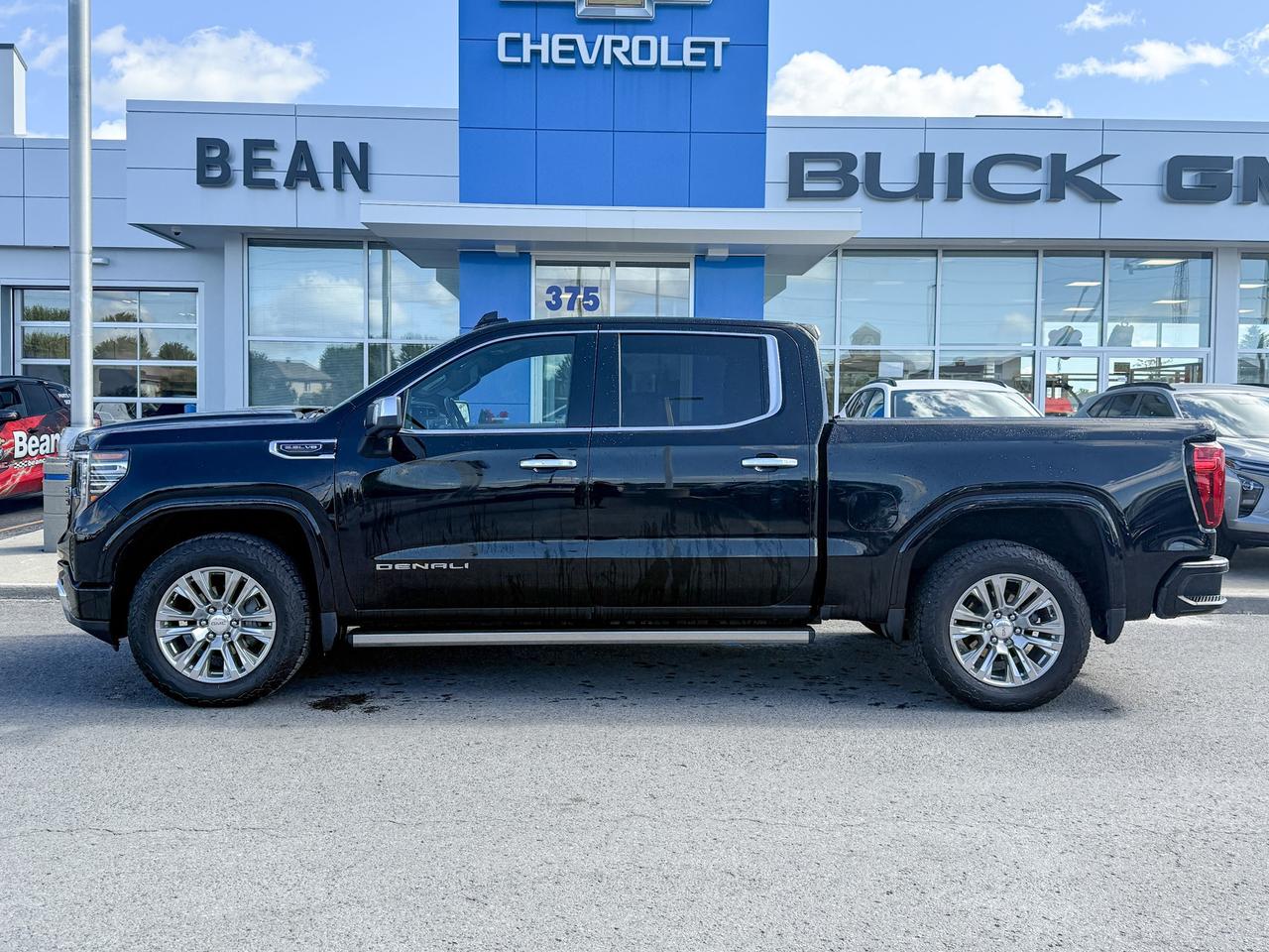 2022 GMC Sierra 1500 Denali BOUGHT & SERVICED HERE, CLEAN CARFAX, 5.3L V8 ENGINE, HEATED & VENTILATED SEATS, HEATED STEERING WHEEL, REMOTE START, RAIN SENSING WIPERS, BOSE SOUND SYSTEM, HD SURROUND VISION Photo