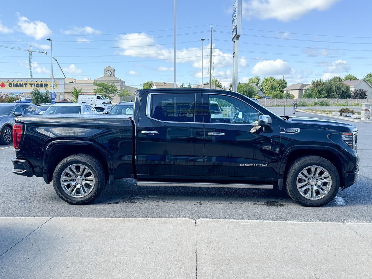 2022 GMC Sierra 1500 Denali BOUGHT & SERVICED HERE, CLEAN CARFAX, 5.3L V8 ENGINE, HEATED & VENTILATED SEATS, HEATED STEERING WHEEL, REMOTE START, RAIN SENSING WIPERS, BOSE SOUND SYSTEM, HD SURROUND VISION Photo