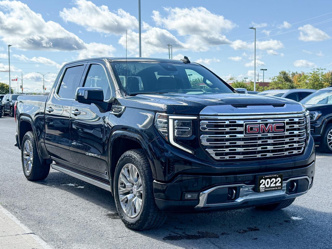 2022 GMC Sierra 1500 Denali BOUGHT & SERVICED HERE, CLEAN CARFAX, 5.3L V8 ENGINE, HEATED & VENTILATED SEATS, HEATED STEERING WHEEL, REMOTE START, RAIN SENSING WIPERS, BOSE SOUND SYSTEM, HD SURROUND VISION Photo