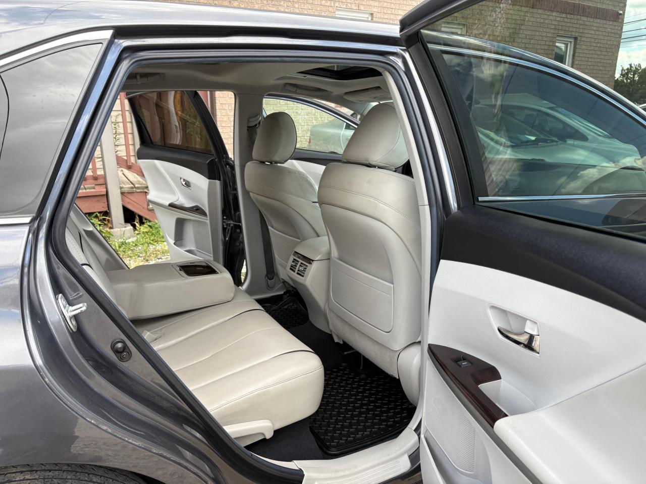 2012 Toyota Venza 4dr Wgn with Safety and Warranty, Financing available Photo