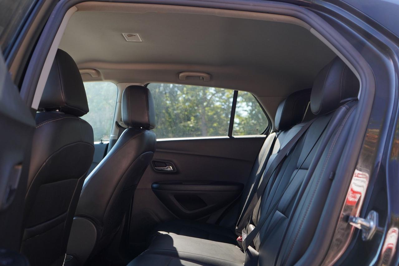 2021 Chevrolet Trax AWD 4dr LT - Photo #2