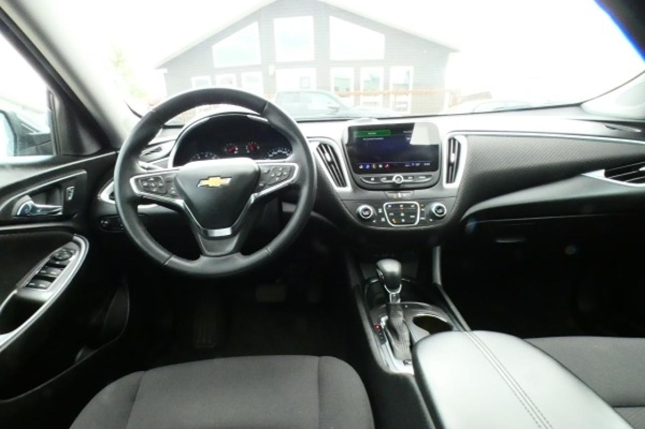 2023 Chevrolet Malibu 1LT w/Htd cloth, pano S/R, BUC - Photo #11