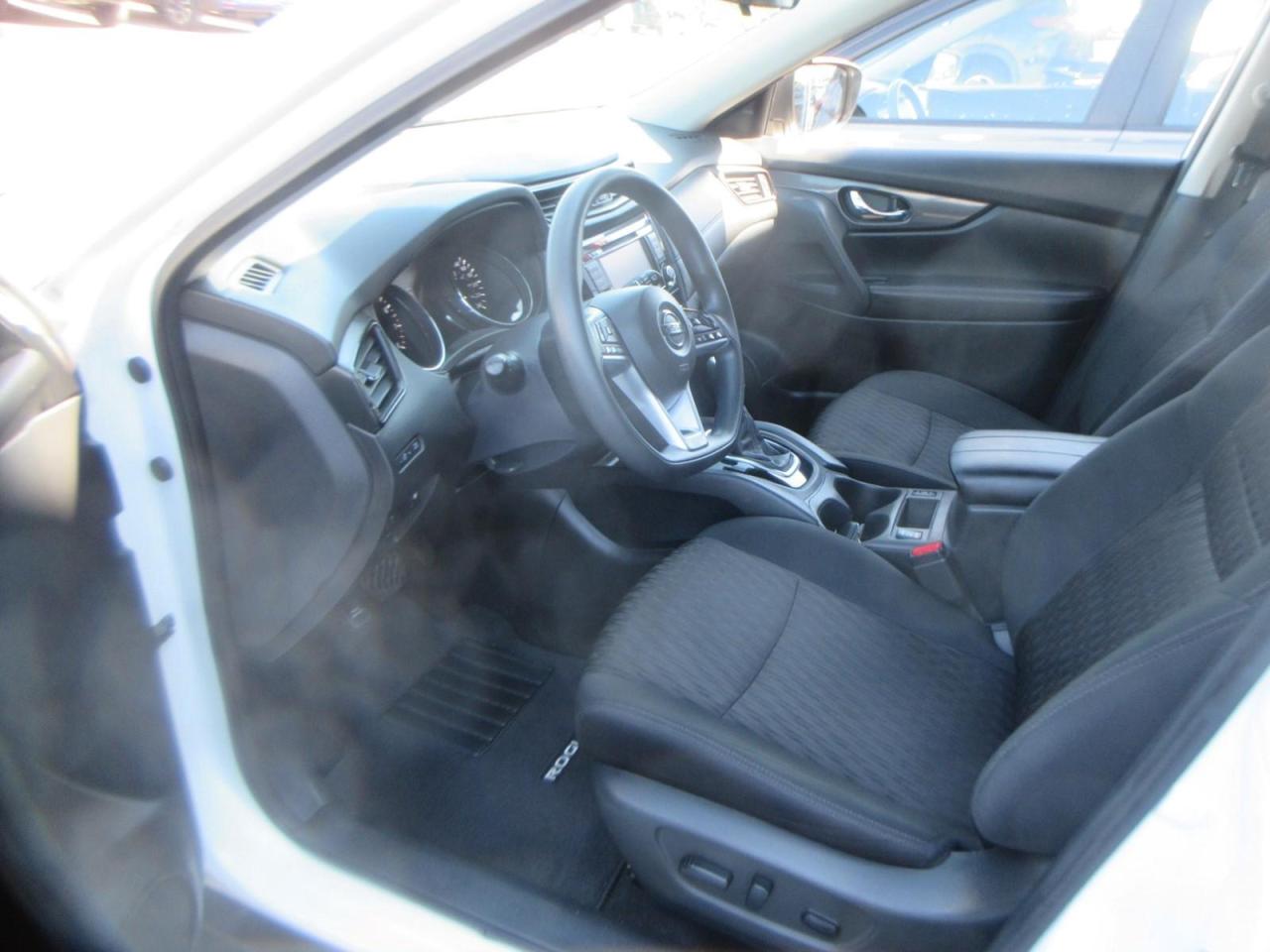 2020 Nissan Rogue SV Photo