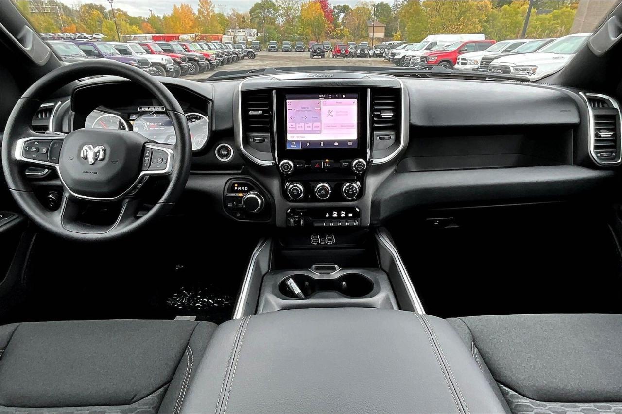 2025 RAM 1500 TRADESMAN CREW | Black Express Pkg | Buckets | V6 Photo4