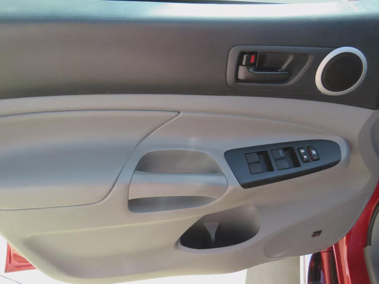 2014 Toyota Tacoma BASE V6 (**RARE!!**SOLID FRAME!!**EXCELLENT CONDITION!!**SAFETY/CERTIFIED!!**4WD**RUNNING BOARDS**TONNEAU COVER**TRAILER HITCH**CD PLAYER**BUG DEFLECTOR**ALLOY RIMS**DIGITAL TOUCHSCREEN**REVERSE CAMERA**CRUISE CONTROL**BLUETOOTH**) Photo