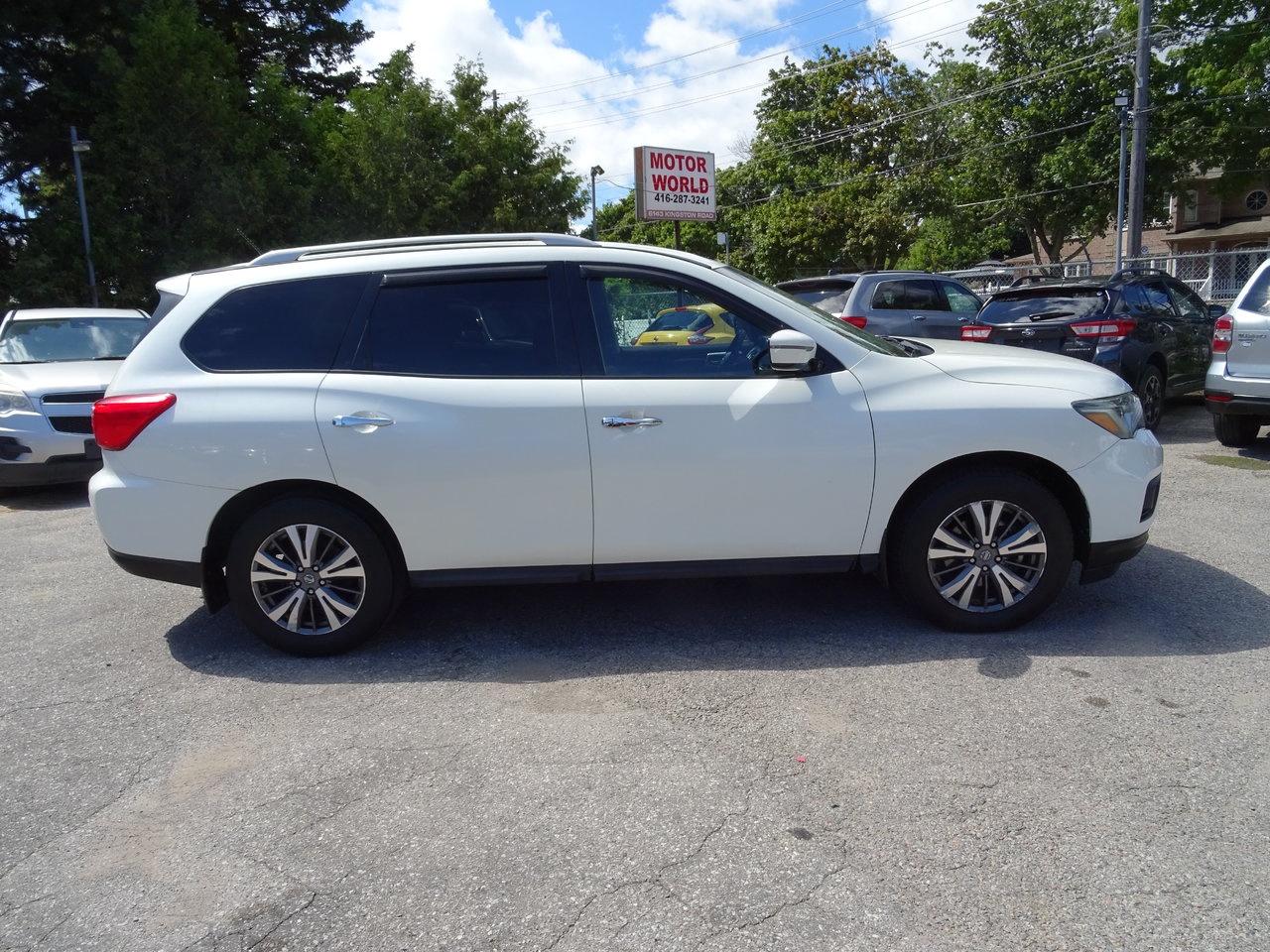 2017 Nissan Pathfinder SV - Photo #5