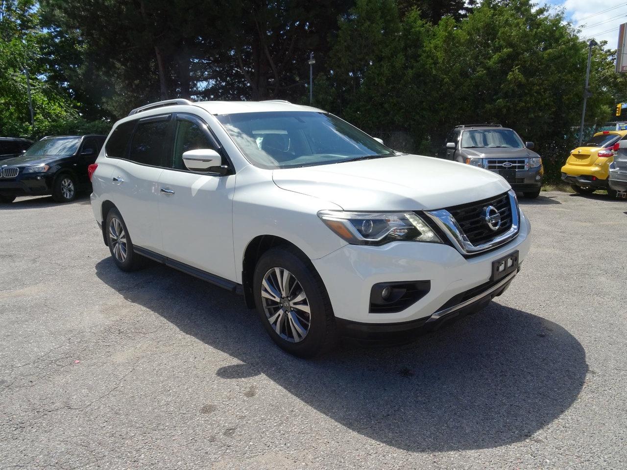 2017 Nissan Pathfinder SV - Photo #4