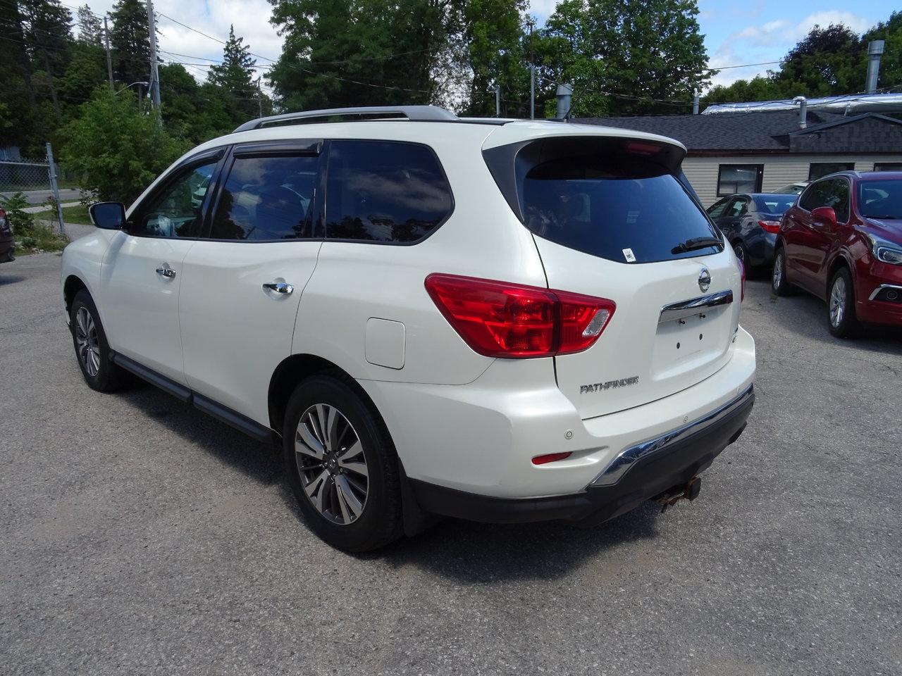 2017 Nissan Pathfinder SV - Photo #8