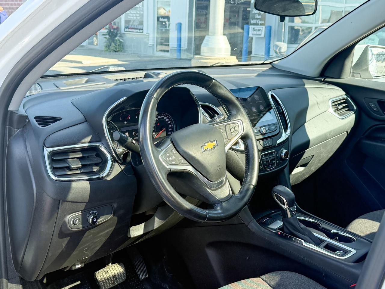 2022 Chevrolet Equinox LT ONE OWNER, CLEAN CARFAX, 1.5L ENGINE, SUNROOF, HEATED FRONT SEATS, HEATED STEERING WHEEL, POWER LIFTGATE, NAVIGATION, ADAPTIVE CRUISE CONTROL, HD SURROUND VISION Photo