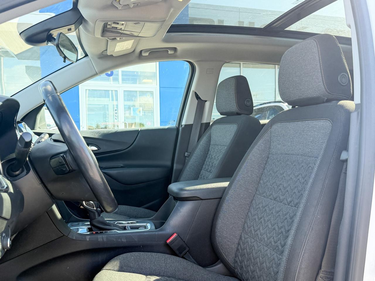 2022 Chevrolet Equinox LT ONE OWNER, CLEAN CARFAX, 1.5L ENGINE, SUNROOF, HEATED FRONT SEATS, HEATED STEERING WHEEL, POWER LIFTGATE, NAVIGATION, ADAPTIVE CRUISE CONTROL, HD SURROUND VISION Photo