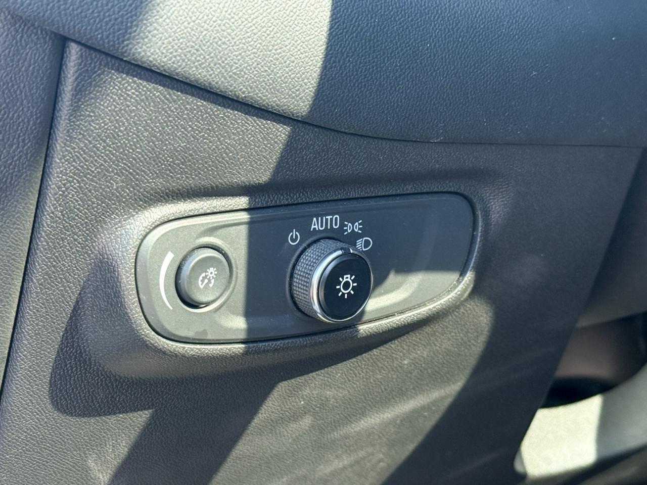 2022 Chevrolet Equinox LT ONE OWNER, CLEAN CARFAX, 1.5L ENGINE, SUNROOF, HEATED FRONT SEATS, HEATED STEERING WHEEL, POWER LIFTGATE, NAVIGATION, ADAPTIVE CRUISE CONTROL, HD SURROUND VISION Photo