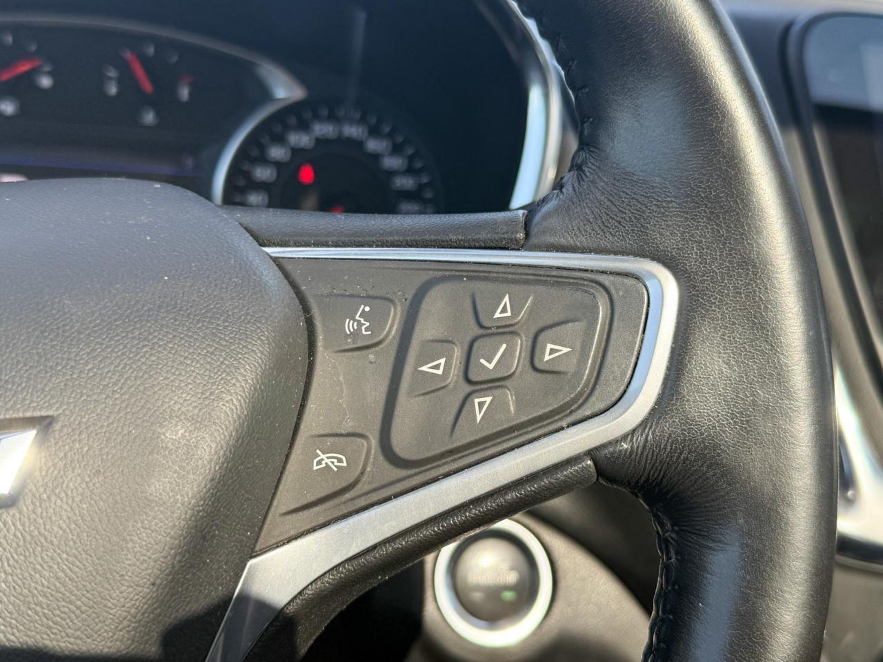 2022 Chevrolet Equinox LT ONE OWNER, CLEAN CARFAX, 1.5L ENGINE, SUNROOF, HEATED FRONT SEATS, HEATED STEERING WHEEL, POWER LIFTGATE, NAVIGATION, ADAPTIVE CRUISE CONTROL, HD SURROUND VISION Photo