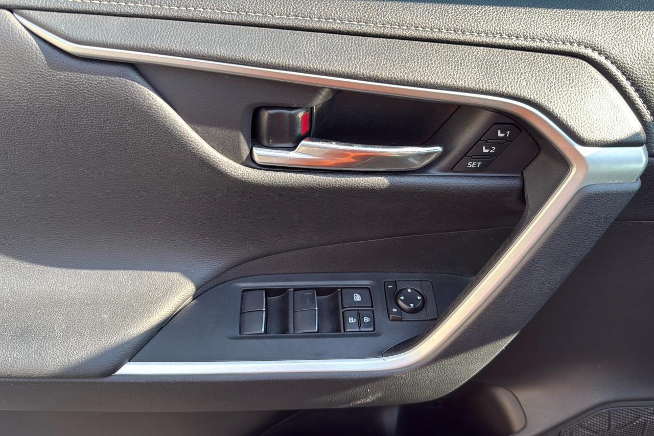 2020 Toyota RAV4 Limited HYBRID Photo
