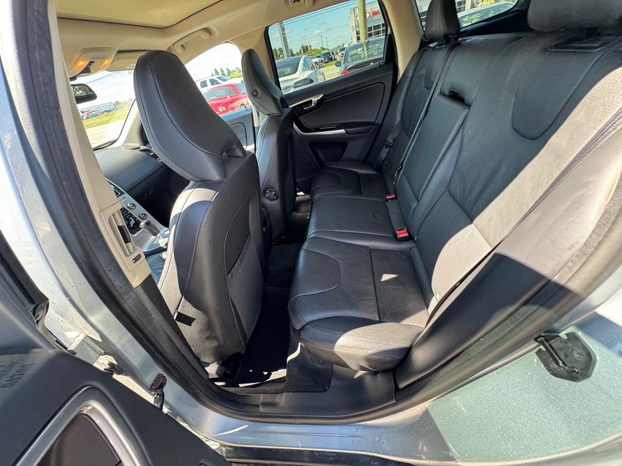2012 Volvo XC60 AS IS, 3.2 Premier, RUNS DRIVES GREAT - Photo #12