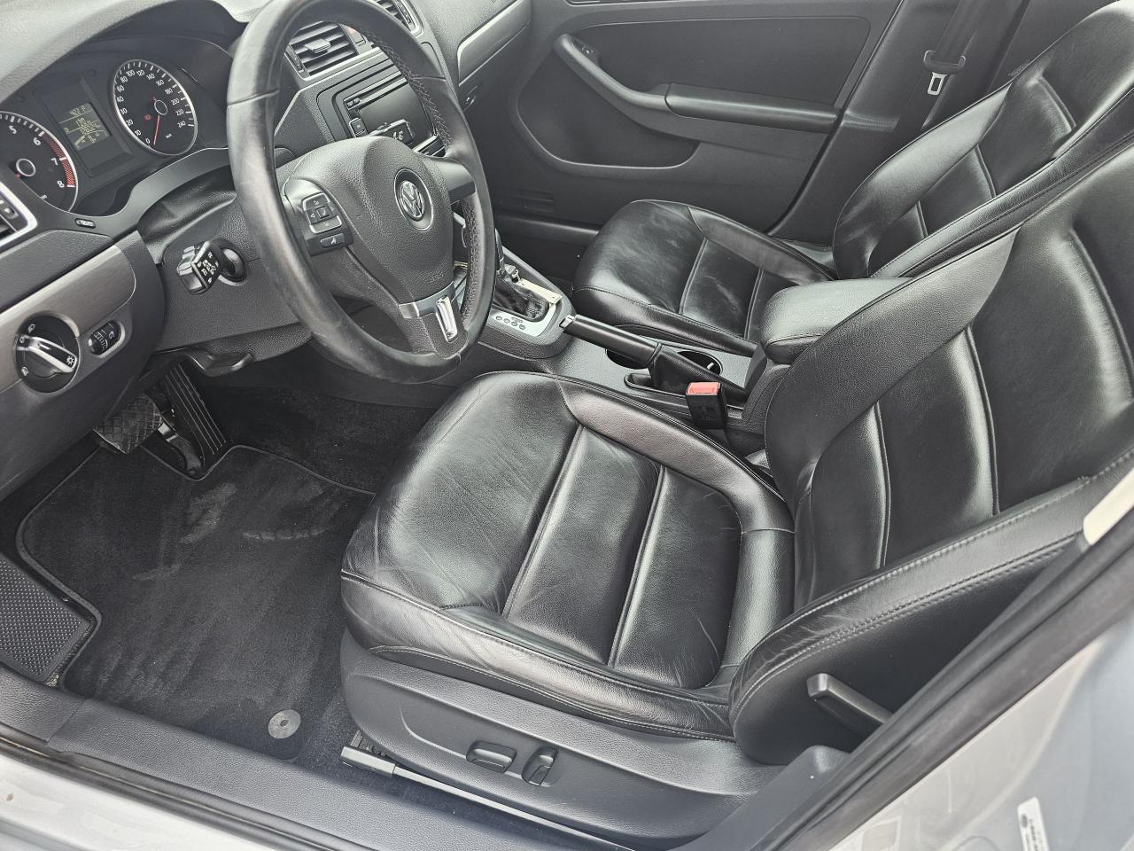 2013 Volkswagen Jetta Highline/AUTO/A/C/LEATHER/SUNROOF/POWER GROUP/128K - Photo #11