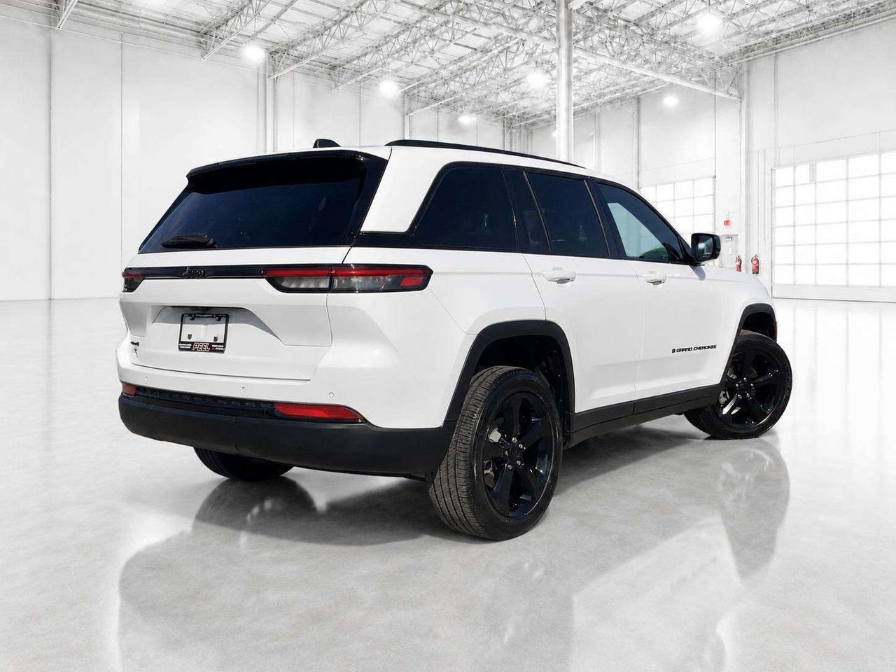 2025 Jeep Grand Cherokee Altitude | Sunroof | SafetyTech |Heated Seats |4X4 Photo4