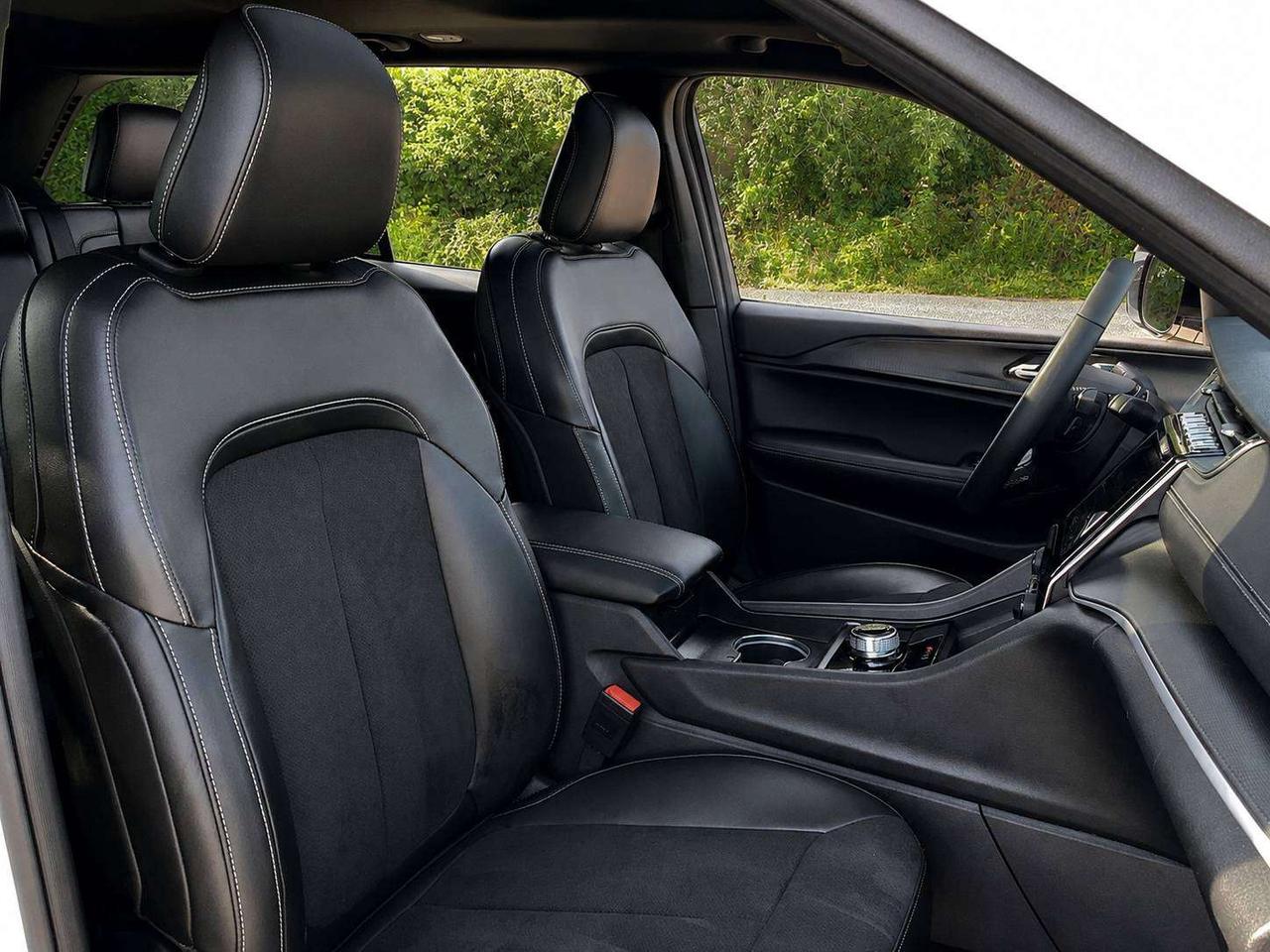 2025 Jeep Grand Cherokee Altitude | Sunroof | SafetyTech |Heated Seats |4X4 Photo