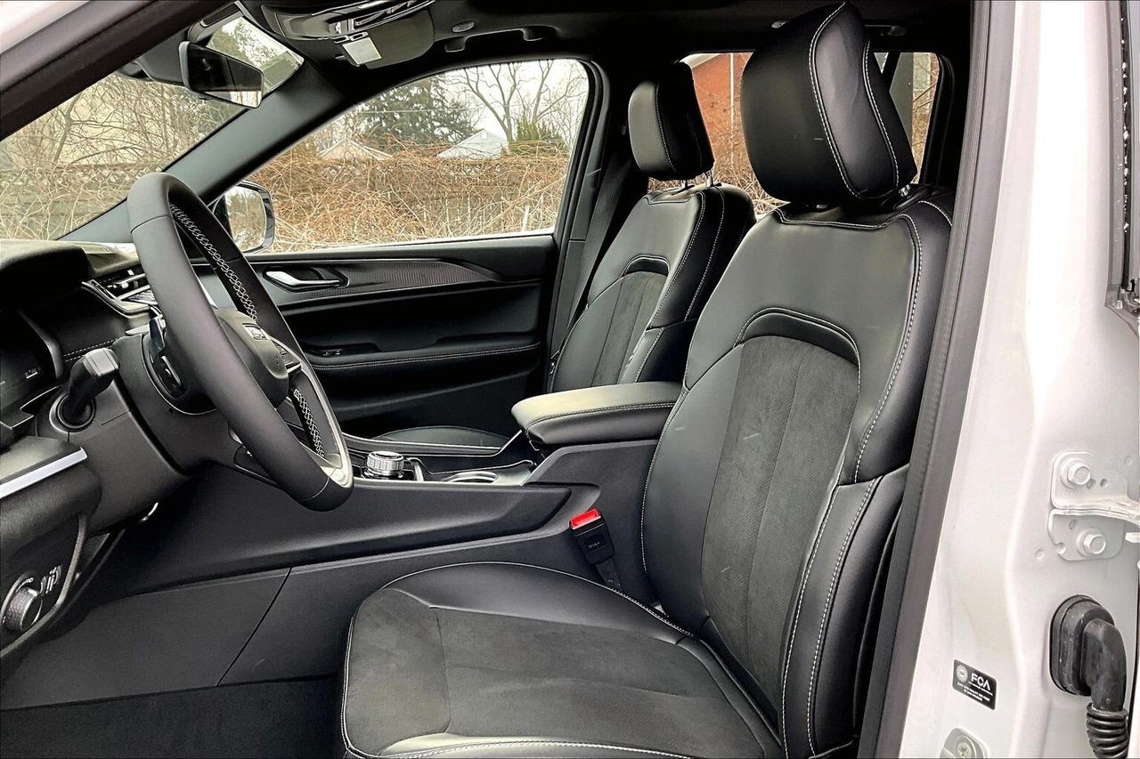 2025 Jeep Grand Cherokee ALTITUDE 4X4  Leather | Power SunRoof | 20" Wheels Photo