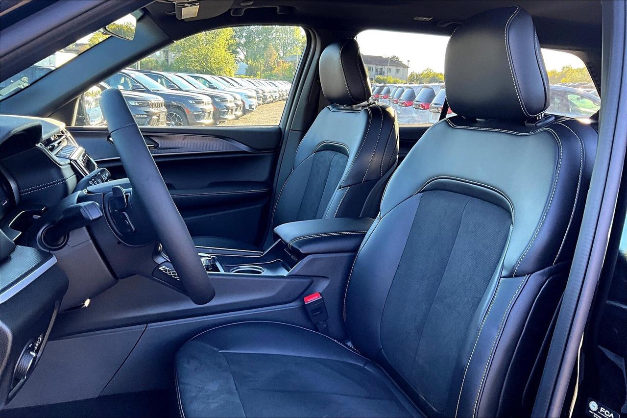 2025 Jeep Grand Cherokee ALTITUDE 4X4 | Side Step | Power Sunroof | Tow Pkg Photo