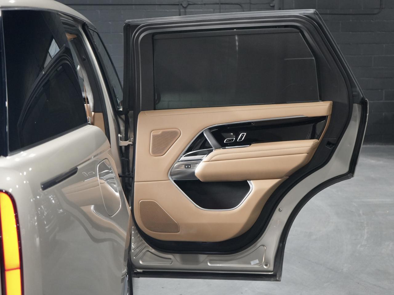 2023 Land Rover Range Rover Autobiography/ANTI THEFT/HUD/PANO/23 IN RIM/7PASS Photo