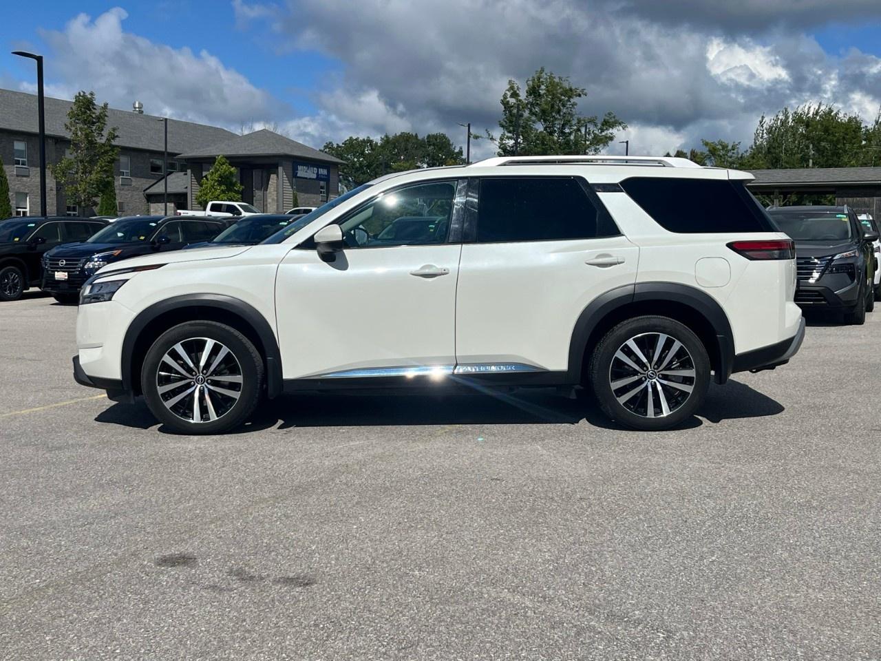 2023 Nissan Pathfinder Platinum 4WD Photo4