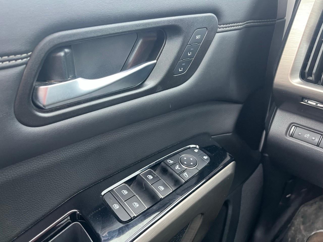 2023 Nissan Pathfinder Platinum 4WD Photo