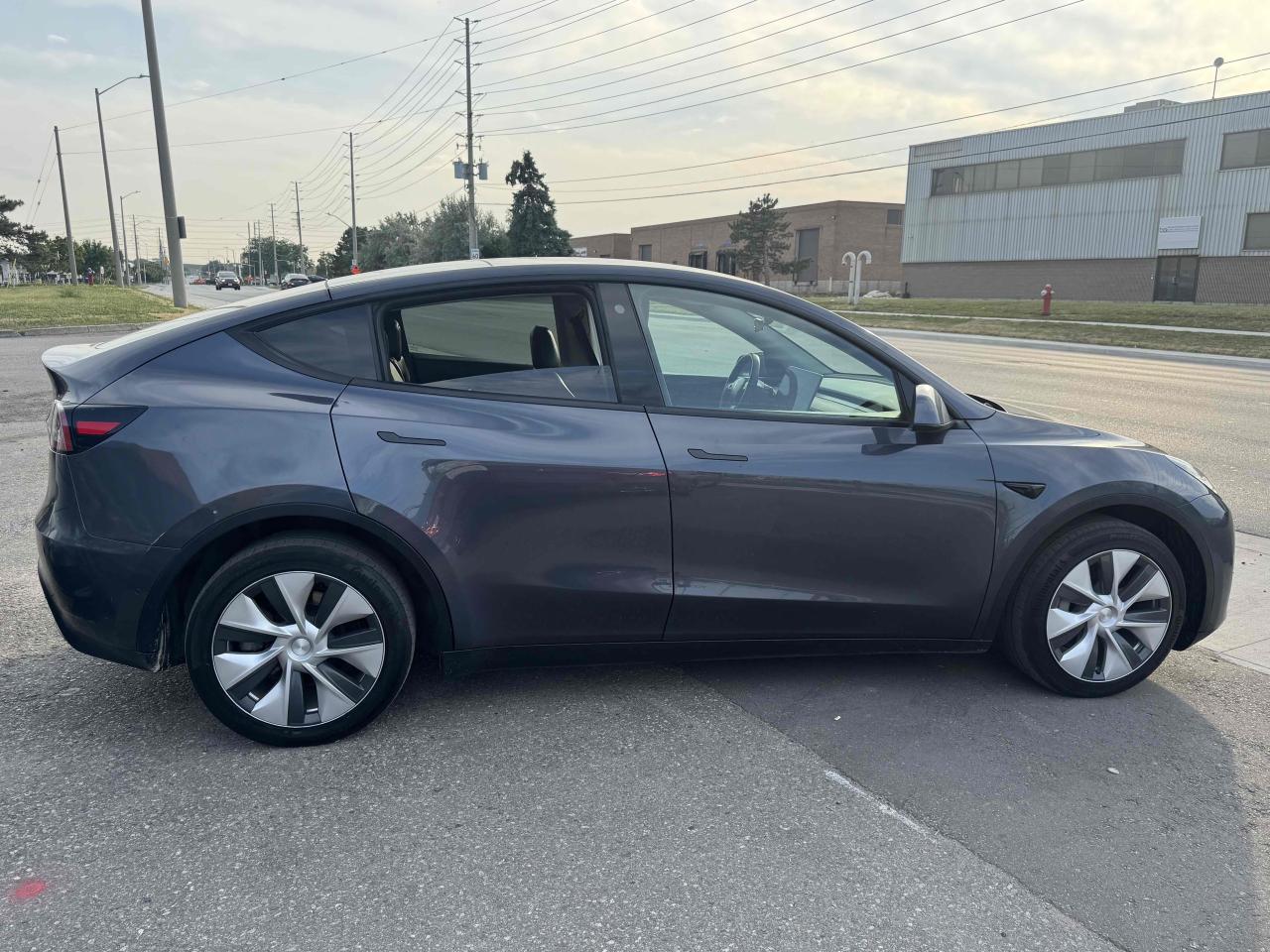 2022 Tesla Model Y LONG RANGE - Photo #4