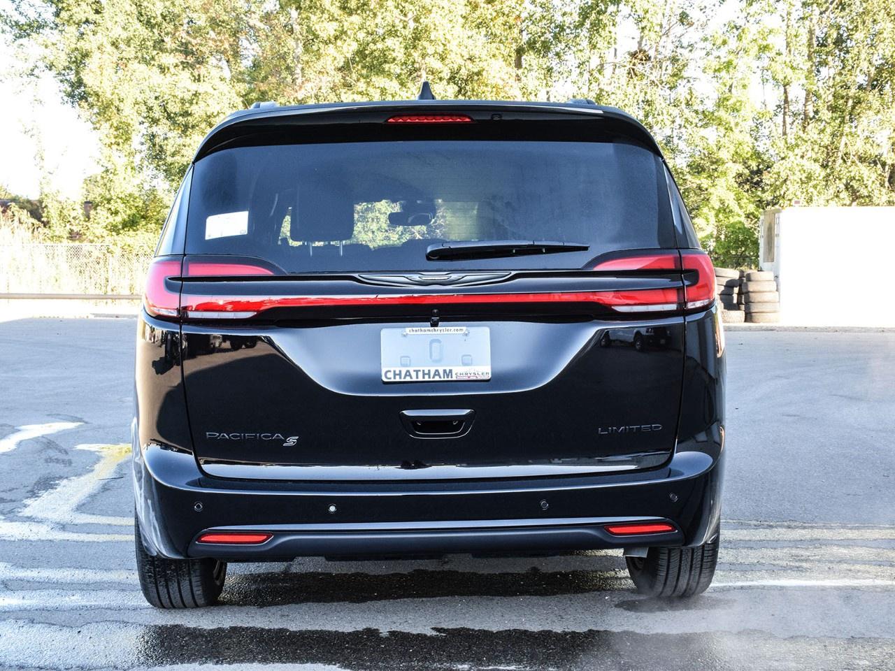 2026 Chrysler Pacifica Limited FWD Photo2