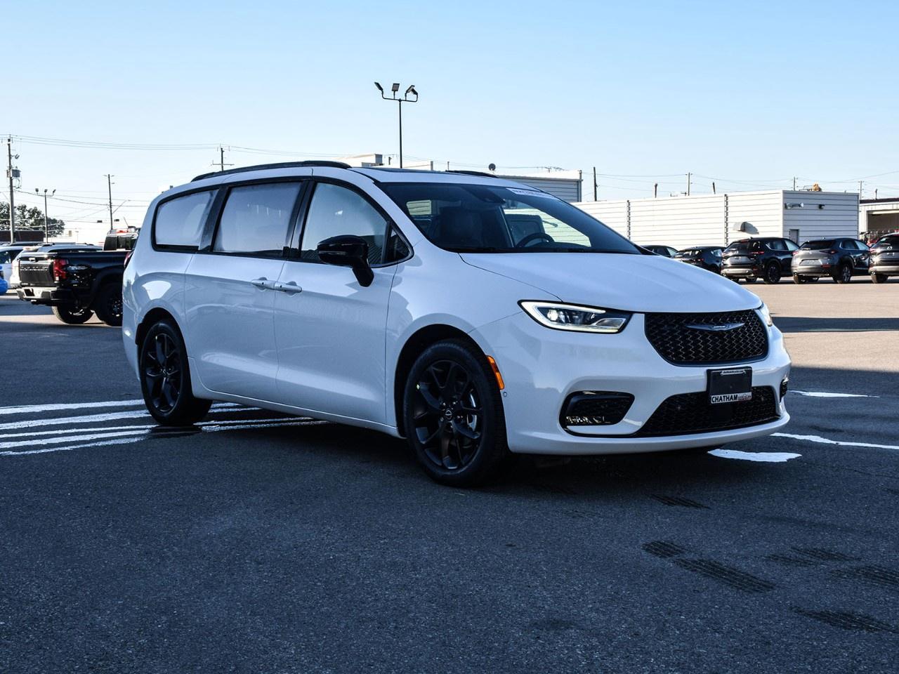 2026 Chrysler Pacifica Limited FWD Photo4