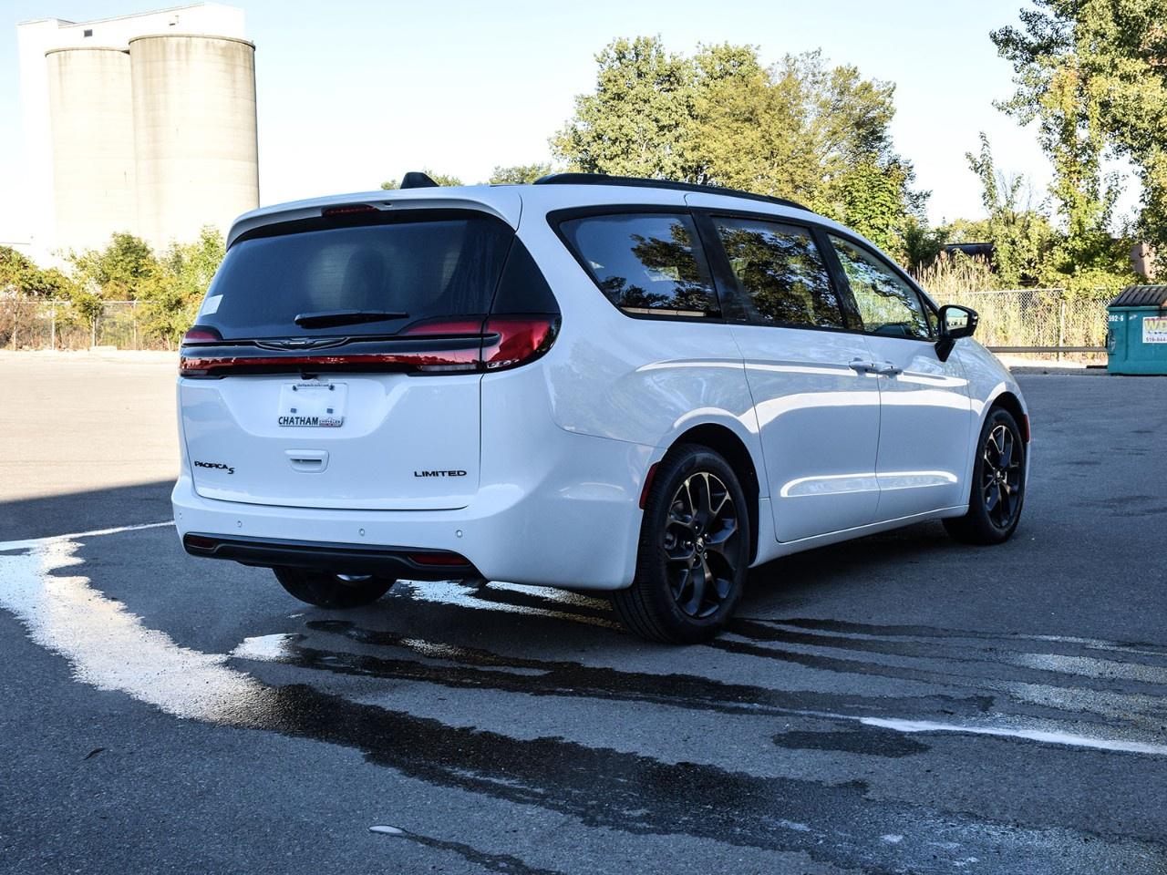 2026 Chrysler Pacifica Limited FWD Photo