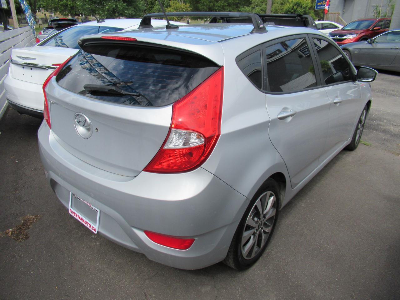 2017 Hyundai Accent SE Photo2