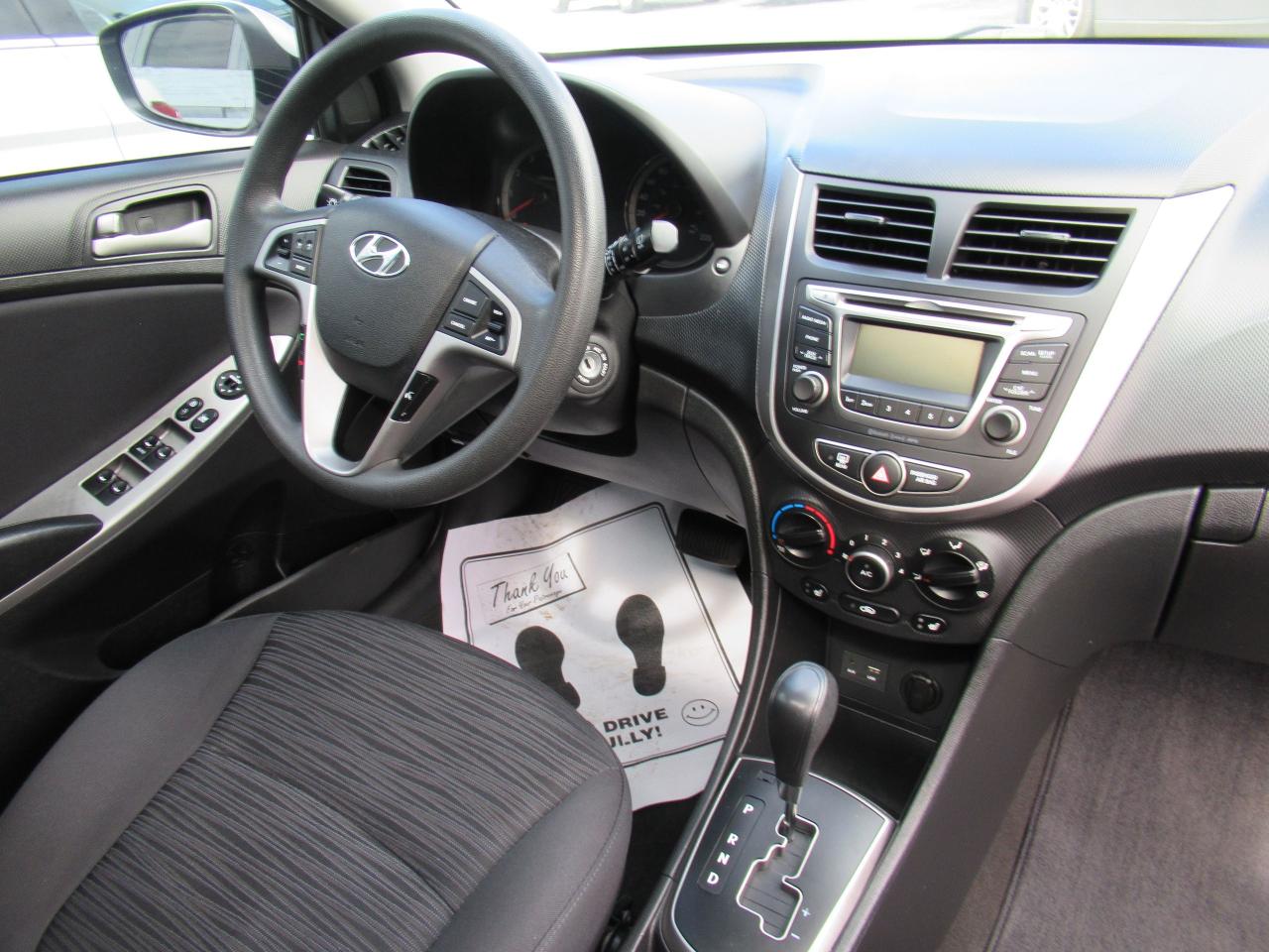 2017 Hyundai Accent SE Photo3