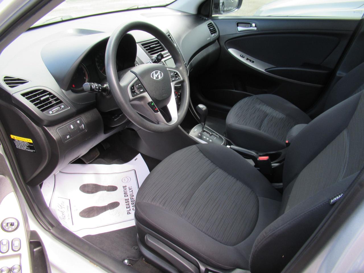 2017 Hyundai Accent SE Photo4