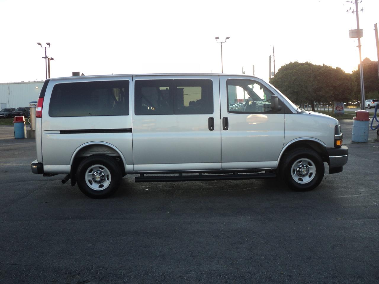 2025 Chevrolet Express 2500 LT RWD 6.6L8cylGas 12 Passenger  135"WB Photo3