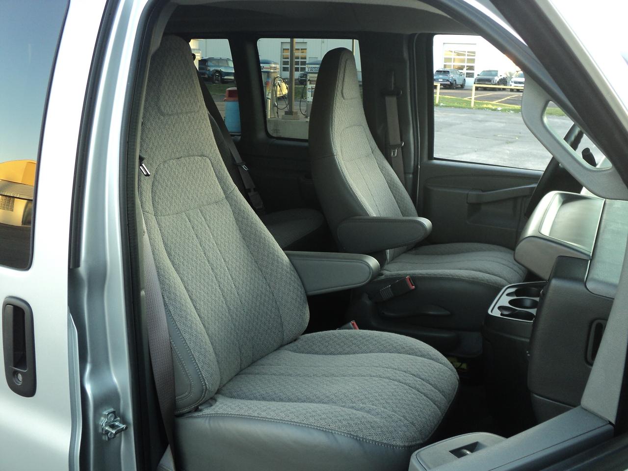 2025 Chevrolet Express 2500 LT RWD 6.6L8cylGas 12 Passenger  135"WB - Photo #10